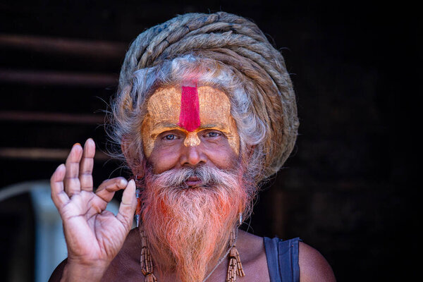 Катманду, Непал - 25 октября 2016 года: Пожилой человек Садху Гуру позирует для фотографии на улице в Катманду, Непал