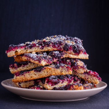 Ev yapımı organik üzümlü turta yenmeye hazır. Frenk üzümü, kapat.