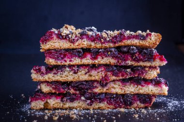 Ev yapımı organik üzümlü turta yenmeye hazır. Frenk üzümü, kapat.