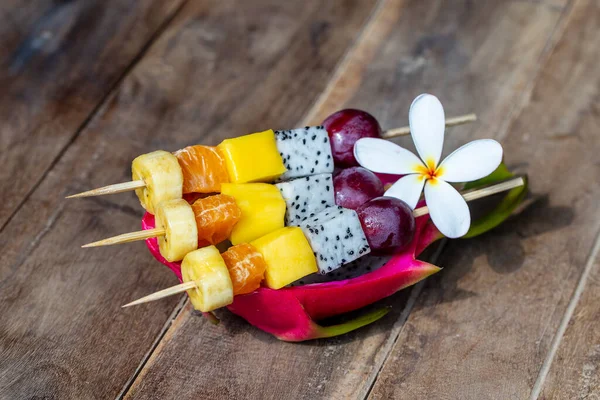 Fruits Tropicaux Frais Sur Brochettes Dans Une Assiette Blanche Petit — Photo