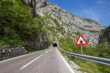 Asfalt yolu ve kuzey Karadağ 'daki Tara Kanyonu boyunca bir tünel