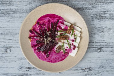 Kaynamış pancar salatası ve yumuşak peynir ve sos, yakın çekim, üst manzara.