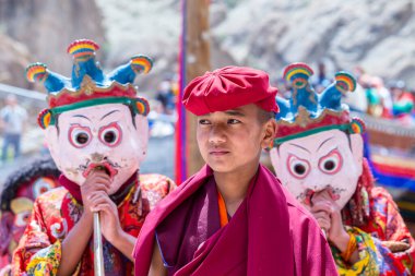 Ladakh, Kuzey Hindistan - Haziran 26, 2015: Tibetli genç adam Kuzey Hindistan 'ın Leh kenti yakınlarındaki Ladakh kentinde Hemis Budist Festivali' ne katılıyor