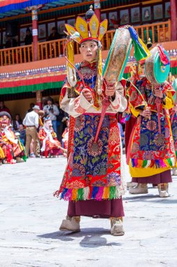 Ladakh, Kuzey Hindistan - 26 Haziran 2015: Mistik bir maske takan Tibetli adam, Kuzey Hindistan 'daki Leh yakınlarındaki Hemis Manastırı' ndaki Budist Festivali sırasında dans etti.