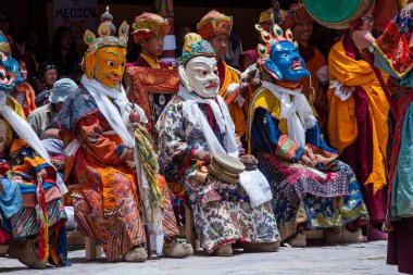Ladakh, Kuzey Hindistan - 26 Haziran 2015: Mistik bir maske takan Tibetli adam, Kuzey Hindistan 'daki Leh yakınlarındaki Hemis Manastırı' ndaki Budist Festivali sırasında dans etti.