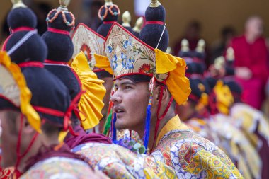 Ladakh, Kuzey Hindistan - 26 Haziran 2015: Kuzey Hindistan 'ın Leh kenti yakınlarındaki Hemis Budist Festivali' ne Tibetli Budist keşiş katıldı