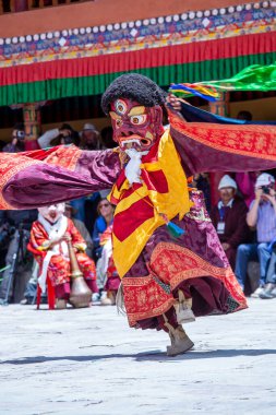 Ladakh, Kuzey Hindistan - 26 Haziran 2015: Mistik bir maske takan Tibetli adam, Kuzey Hindistan 'daki Leh yakınlarındaki Hemis Manastırı' ndaki Budist Festivali sırasında dans etti.