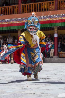Ladakh, Kuzey Hindistan - 26 Haziran 2015: Mistik bir maske takan Tibetli adam, Kuzey Hindistan 'daki Leh yakınlarındaki Hemis Manastırı' ndaki Budist Festivali sırasında dans etti.