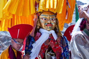 Ladakh, Kuzey Hindistan - 26 Haziran 2015: Mistik bir maske takan Tibetli adam, Kuzey Hindistan 'daki Leh yakınlarındaki Hemis Manastırı' ndaki Budist Festivali sırasında dans etti.