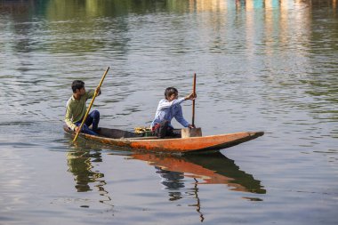 Srinagar, Hindistan - Temmuz 02, 2015: Dal Gölü 'nde yaşam tarzı, Hindistan' ın Srinagar, Jammu ve Kashmir eyaletlerinde küçük bir taşımacılık teknesi olan Shikara 'yı kullanıyor.