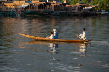 Srinagar, Hindistan - Temmuz 02, 2015: Dal Gölü 'nde yaşam tarzı, Hindistan' ın Srinagar, Jammu ve Kashmir eyaletlerinde küçük bir taşımacılık teknesi olan Shikara 'yı kullanıyor.