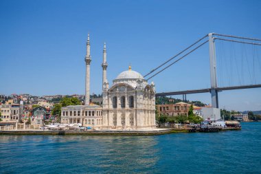 İstanbul, Türkiye - Temmuz 07, 2015: İstanbul, Türkiye 'deki Altın Boynuz Körfezi üzerindeki Müslüman Camisi ve deniz suyu