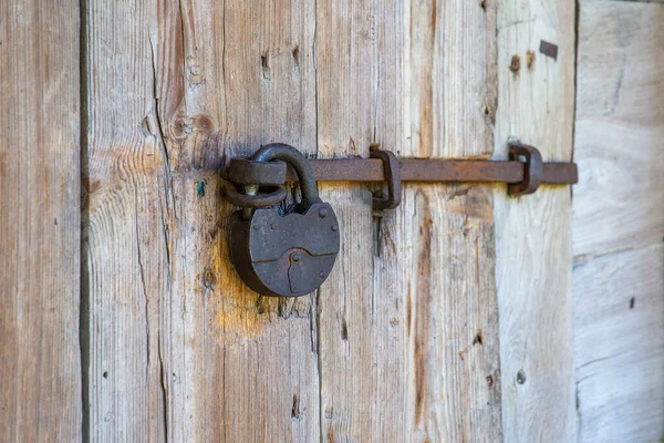 Antiguo Candado Metálico Una Puerta Madera Cerca — Foto de Stock