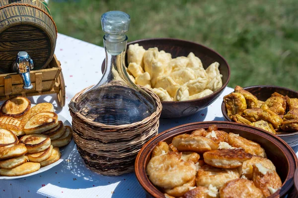 Veel Pannenkoeken Knoedels Wijn Tafel Tuin Close Oekraïne Traditionele Oekraïense — Stockfoto