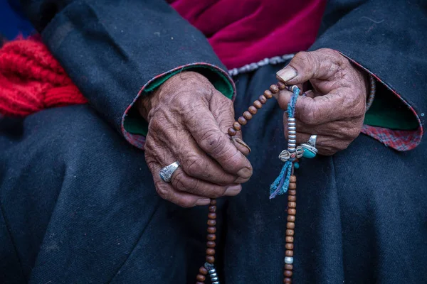 Παλιά Θιβετιανή Γυναίκα Κρατώντας Κομπολόι Βουδιστής Στο Μοναστήρι Hemis Ladakh — Φωτογραφία Αρχείου