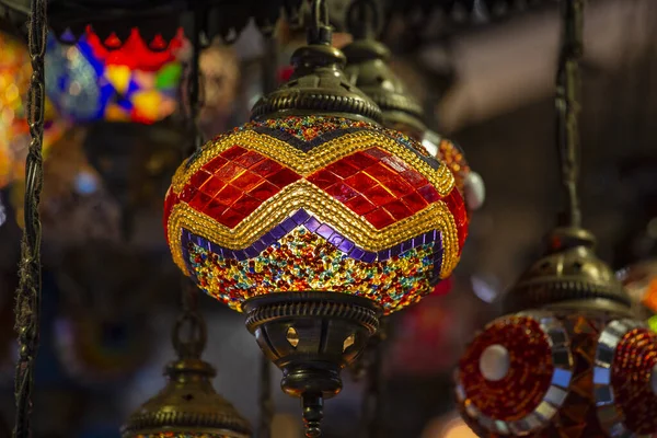土耳其伊斯坦布尔街头市场上出售的色彩艳丽的土耳其马赛克玻璃灯 靠近点 — 图库照片