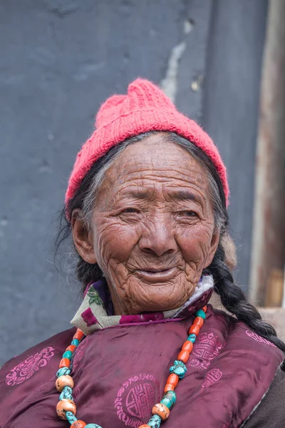 インド北部ラダック2015年6月26日 北インドのラダックで開催されたヘミス祭におけるチベット仏教の老婦人 — ストック写真