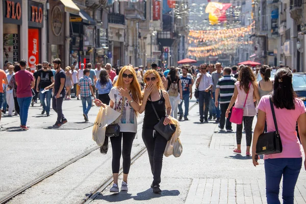 土耳其伊斯坦布尔 2015年7月7日 人们走过土耳其伊斯坦布尔最繁忙的购物街之一 — 图库照片