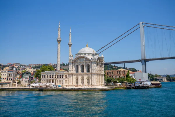 Istambul Turquia Julho 2015 Mesquita Muçulmana Água Mar Sobre Baía — Fotografia de Stock