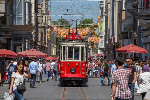 Istanbul Turquie Juillet 2014 Taksim Tunel Nostalgie Tramway Trundles Long — Photo