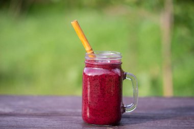 Masadaki cam bardakta nefis yaban mersinli smoothie.