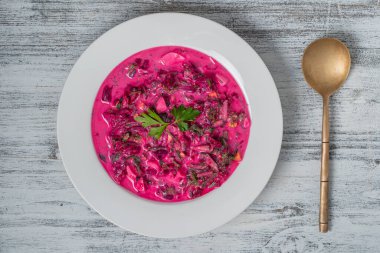 Soğuk yaz pancar çorbası, salatalık, haşlanmış yumurta, beyaz tabakta turp, yakın plan, üst manzara.