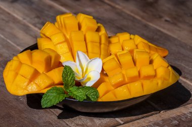 Tahta masada taze organik mango dilimleri, yakın çekim. Tayland