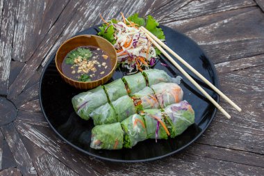 Taze Vietnam börekleri salatayla tabakta, yakın çekim.