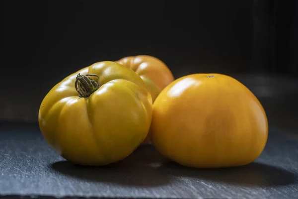 Três Tomates Amarelos Fundo Escuro Perto Tomate Amarelo Fresco — Fotografia de Stock