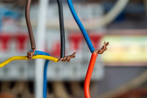 Zeer Gevaarlijke Aansluiting Van Elektrische Kabels Thuis Close — Stockfoto