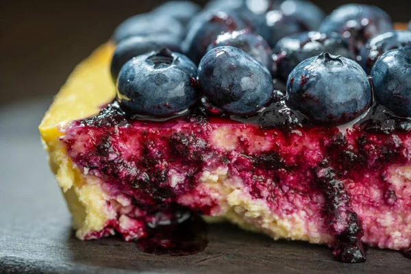 Stück Hausgemachter Blaubeer Käsekuchen Auf Dunklem Hintergrund Nahaufnahme Makro — Stockfoto