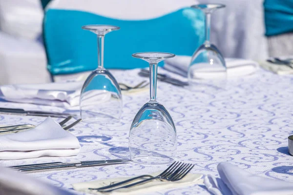 レストランでフォーク ナイフ ワイングラス ナプキンとエレガントなテーブルセッティング 夕食のために配置された銀食器とナプキンを備えた素敵なダイニングテーブル トルコ クローズアップ — ストック写真
