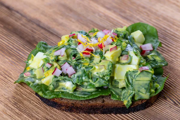 Sandwich Mit Lauch Pochiertem Und Saurer Sahne Auf Dem Scheibenbrot — Stockfoto