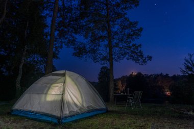 Geceleri turist çadırı aydınlatma çılgınlığı, seyahat ve doğa konsepti
