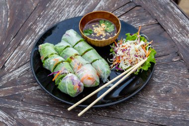 Taze Vietnam börekleri salatayla tabakta, yakın çekim.