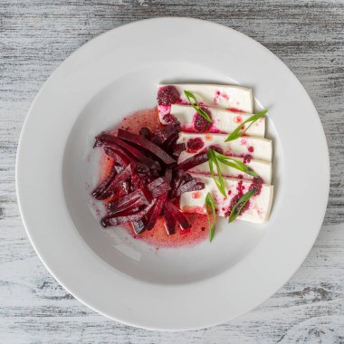 Kaynamış pancar salatası ve yumuşak peynir ve sos, yakın çekim, üst manzara.