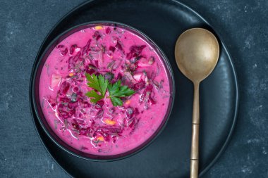 Soğuk yaz pancar çorbası, salatalık, haşlanmış yumurta, siyah kasede turp, yakın çekim, üst manzara.