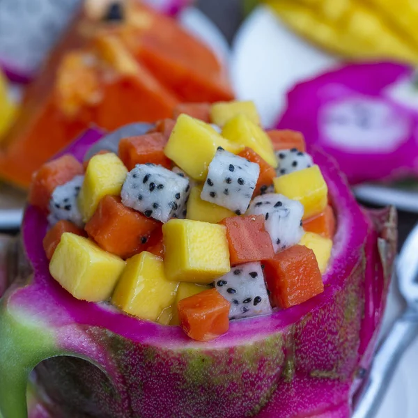 ドラゴン フルーツの皮 健康的な朝食 重量損失の概念で新鮮なトロピカル フルーツ サラダ クローズ アップ — ストック写真