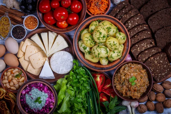 Gesorteerd Voedsel Gekookte Jonge Aardappelen Bonen Gevlochten Kool Bietensalade Met Rechtenvrije Stockafbeeldingen