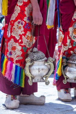 Tibetli keşiş, Kuzey Hindistan 'ın Leh kenti yakınlarındaki Hemis Manastırı' ndaki bir Budist festivalinde tütsü tütsülemek için metal bir kap tutuyor.
