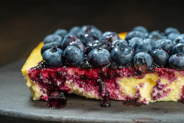 Stück Hausgemachter Blaubeer Käsekuchen Auf Dunklem Hintergrund Nahaufnahme Makro — Stockfoto