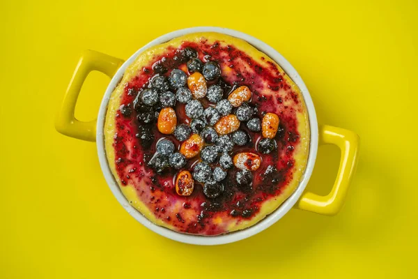 Käsekuchen Aus Blaubeeren Und Sanddorn Auf Gelbem Hintergrund Von Oben — Stockfoto