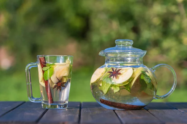 Manzana Saludable Una Taza Vidrio Taza Jardín Verano Mesa Madera —  Fotos de Stock