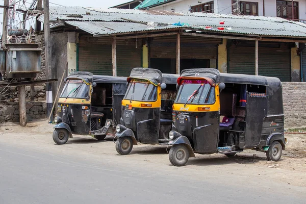 Srinagar Indie Lipiec 2015 Czarny Samochód Riksza Taksówki Drodze Srinagar — Zdjęcie stockowe