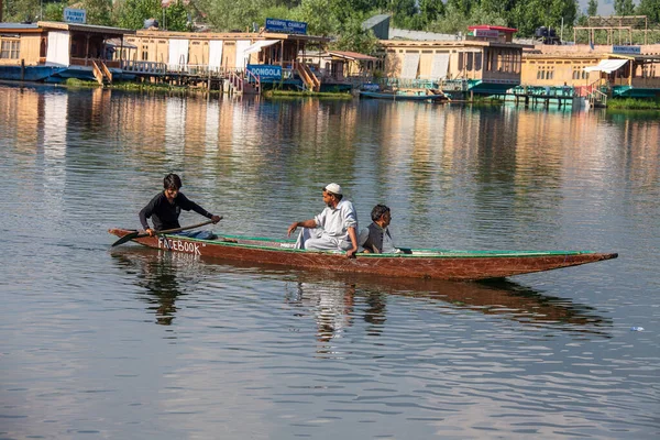 2015年7月2日インド スリナガル州 2015年7月2日 インド スリナガル湖 ジャンム湖 カシミール州の交通機関には 地元の人々がシカラという小さなボートを使用しています ボートに乗っているインド人男性 — ストック写真