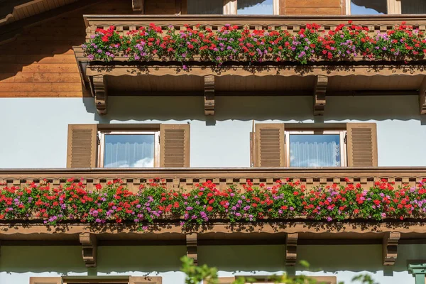 Дерев Яний Балкон Старої Ферми Барвистими Квітами Австрії — стокове фото