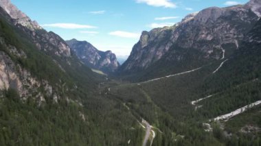 Dolomitler, İtalya 'daki yeşil dağların havadan görünüşü, seyahat ve doğa kavramı