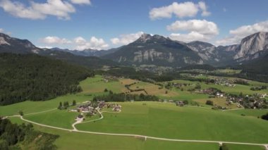 Köyün havadan görünüşü, dağlardaki yeşil tarlalar ve orman Alpler Avusturya, seyahat ve doğa kavramı