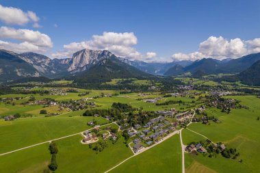 Köyün havadan görünüşü, dağlardaki yeşil tarlalar ve orman Alpler Avusturya, seyahat ve doğa kavramı