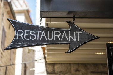 Restorana giriş panosu. Eski Kotor kasabası, Karadağ, Avrupa, kapatın